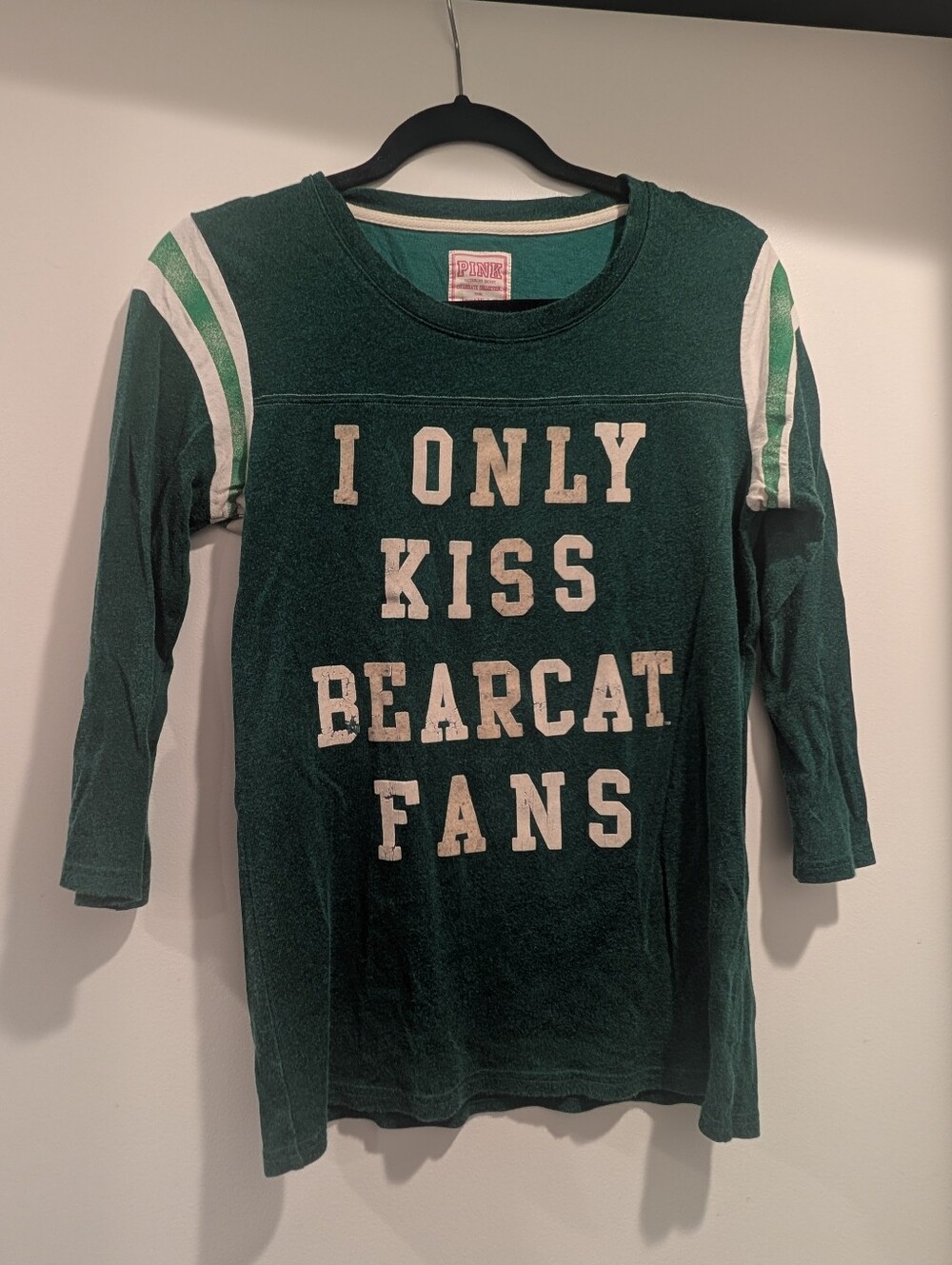 Vintage Victoria's Secret PINK 'I Only Kiss Bearcat Fans' Tee Binghamton SUNY